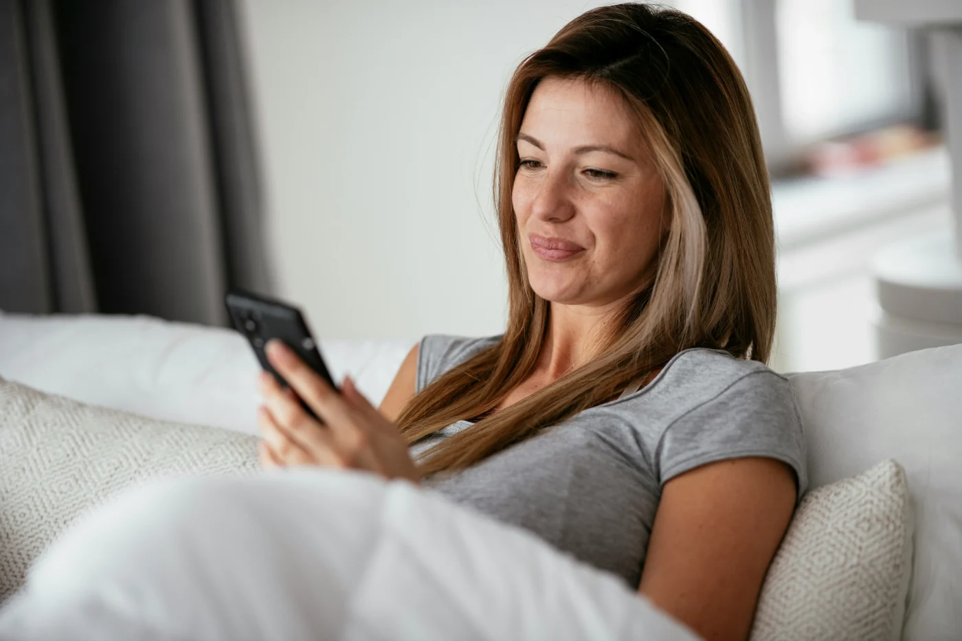 A Plaza Dental Arts patient reading a Healink follow-up on their phone